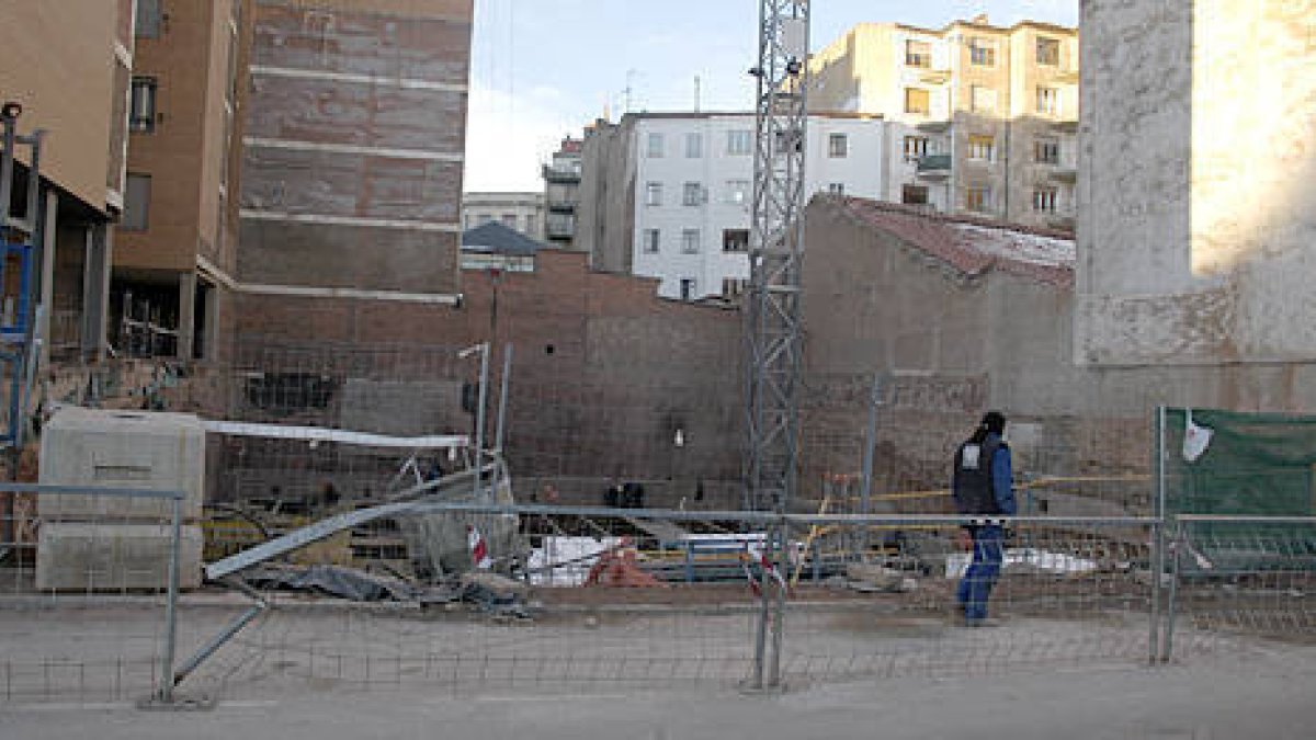 Imagen del solar en la actualidad donde se contruirá un bloque de viviendas. / ÁLVARO MARTÍNEZ-