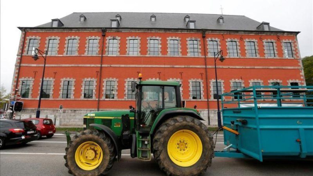 Protestas de agricultores contra el CETA ante el Parlamento de Valonia.-FRANCOIS LENOIR