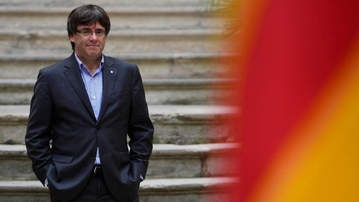Carles Puigdemont posa junto a la senyera.-/ PIERRE-PHILIPPE MARCOU (AFP)