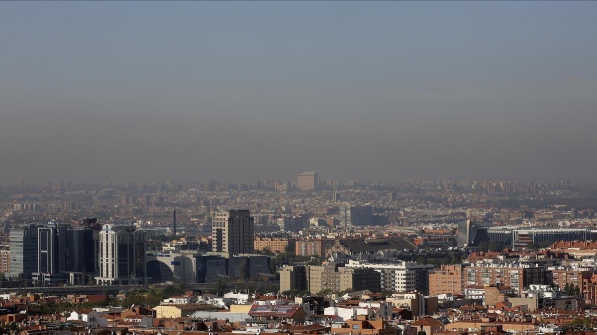 Madrid, en una mañana con los niveles de contaminación elevados-JOSE LUIS ROCA