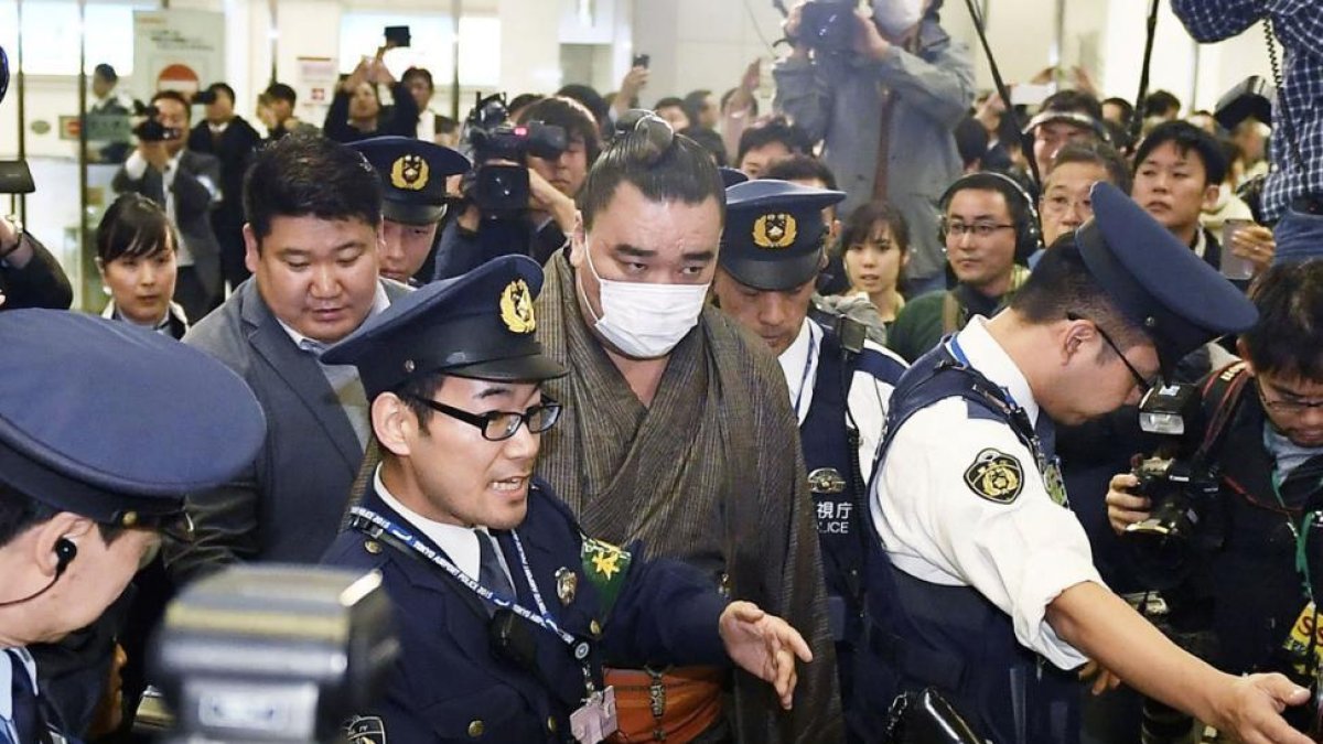 Yokozuna Harumafuji, escoltado por la policía japonesa.-/ KYODO (REUTERS)