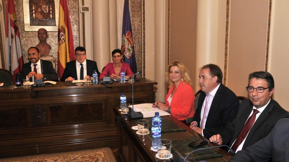 Al fondo, el presidente, Luis Rey, junto a los diputados Pilar Delgado y Jesús Cedazo-V. Guisande