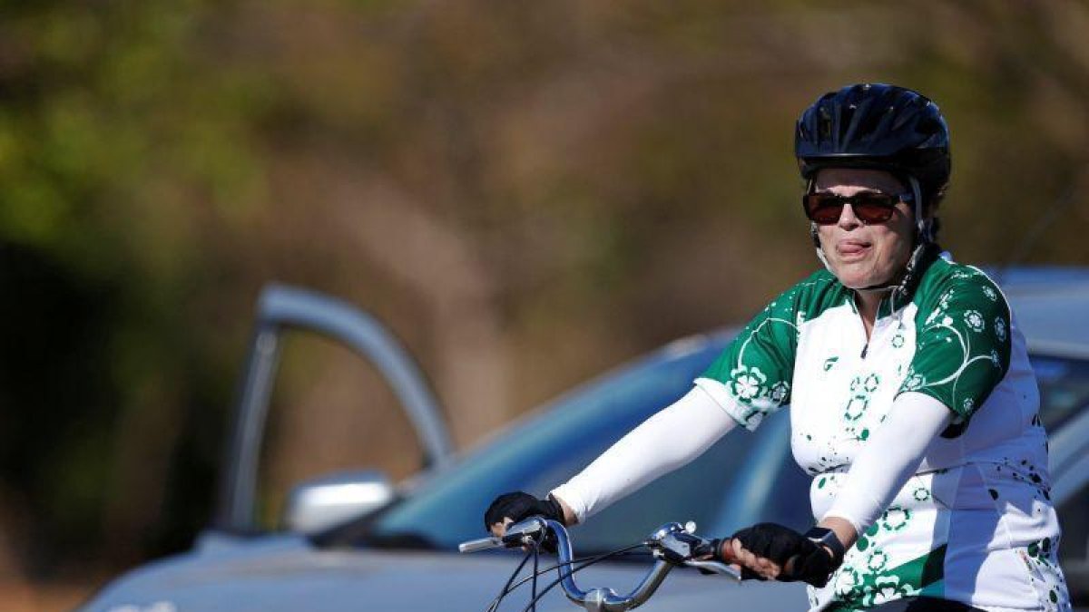 La presidenta Rousseff, en bicicleta el día antes de comparecer por el 'impeachment'.-UESLEI MARCELINO / REUTERS