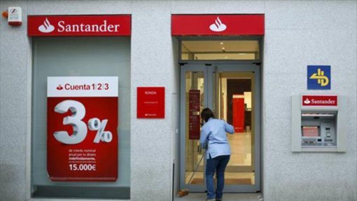 Oficina del Banco Santander en una localidad andaluza.-REUTERS / JON NAZCA