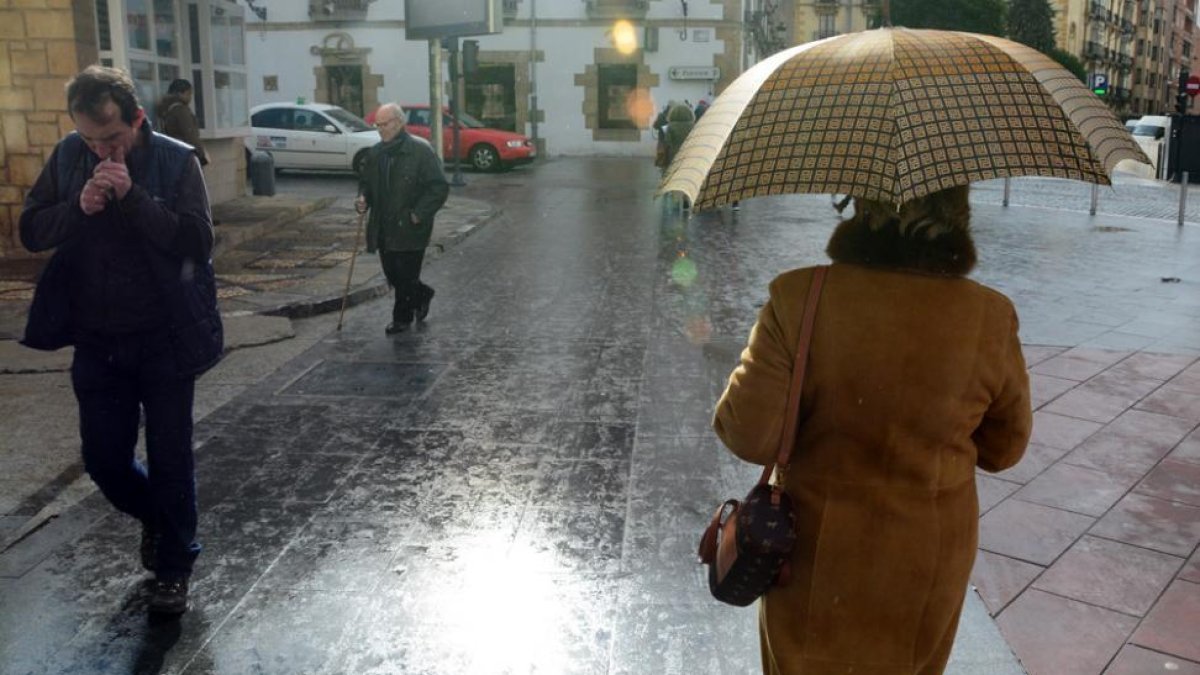 Viandantes en una jornada lluviosa de este invierno, concretamente el 5 de enero.-ÁLVARO MARTÍNEZ
