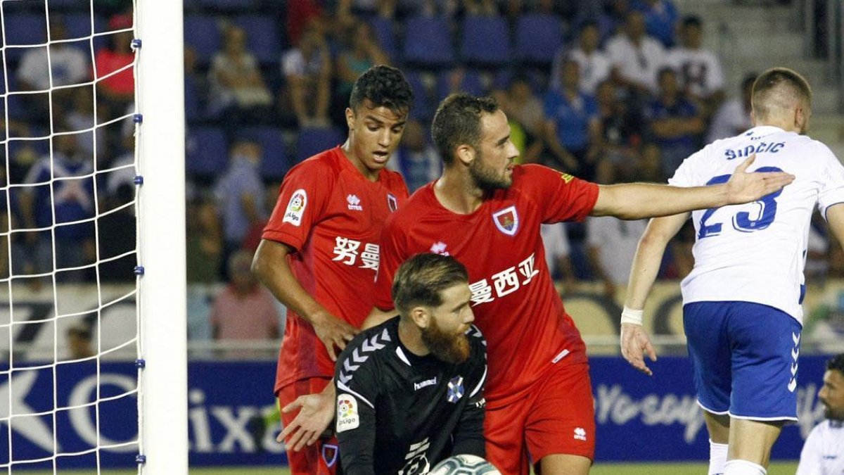 Higinio y Moha presionan al portero del Tenerife durante el partido del pasado domingo.-ÁREA 11