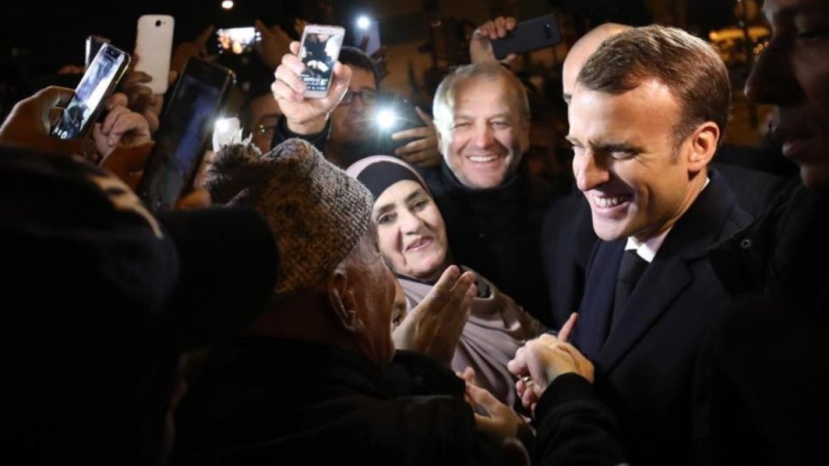 El presidente francés, Emmanuel Macron, durante su visita a Clichy-sous-Bois.-LUDOVIC MARIN / AP