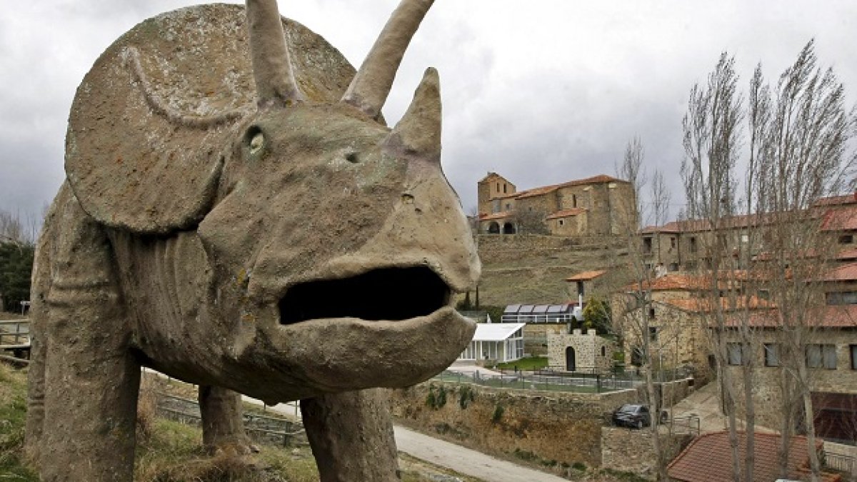 Reproducción a tamaño natural en Bretún de uno de los dinosaurios que habitaron en la zona de Tierras Altas.