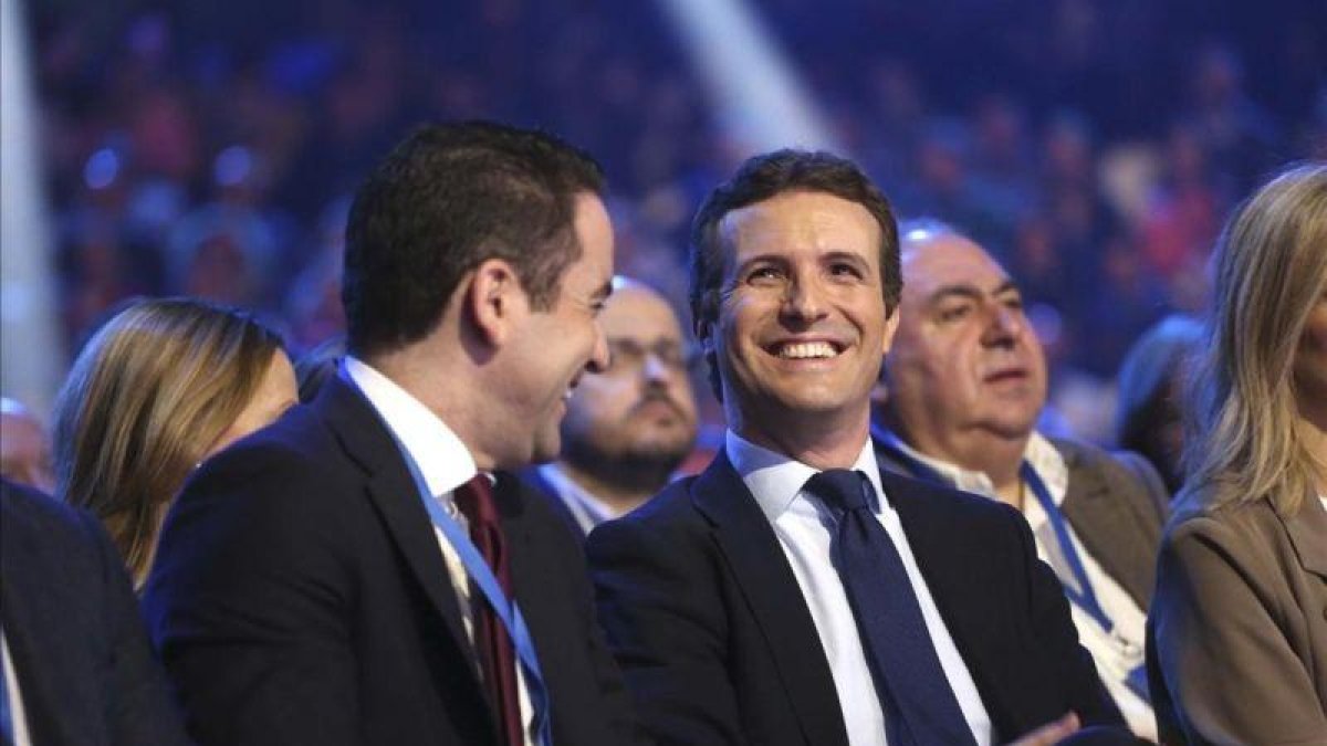 Juanma Moreno y Pablo Casado.-DAVID CASTRO