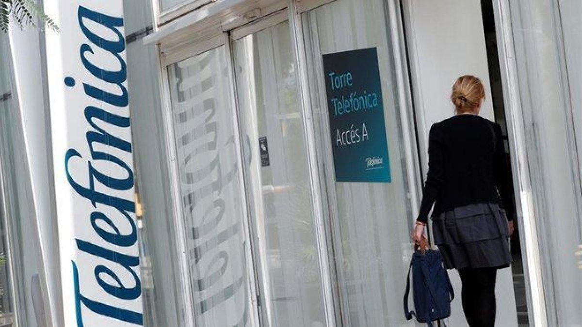 Sede de Telefónica en Barcelona.-ALBERT GEA (REUTERS)