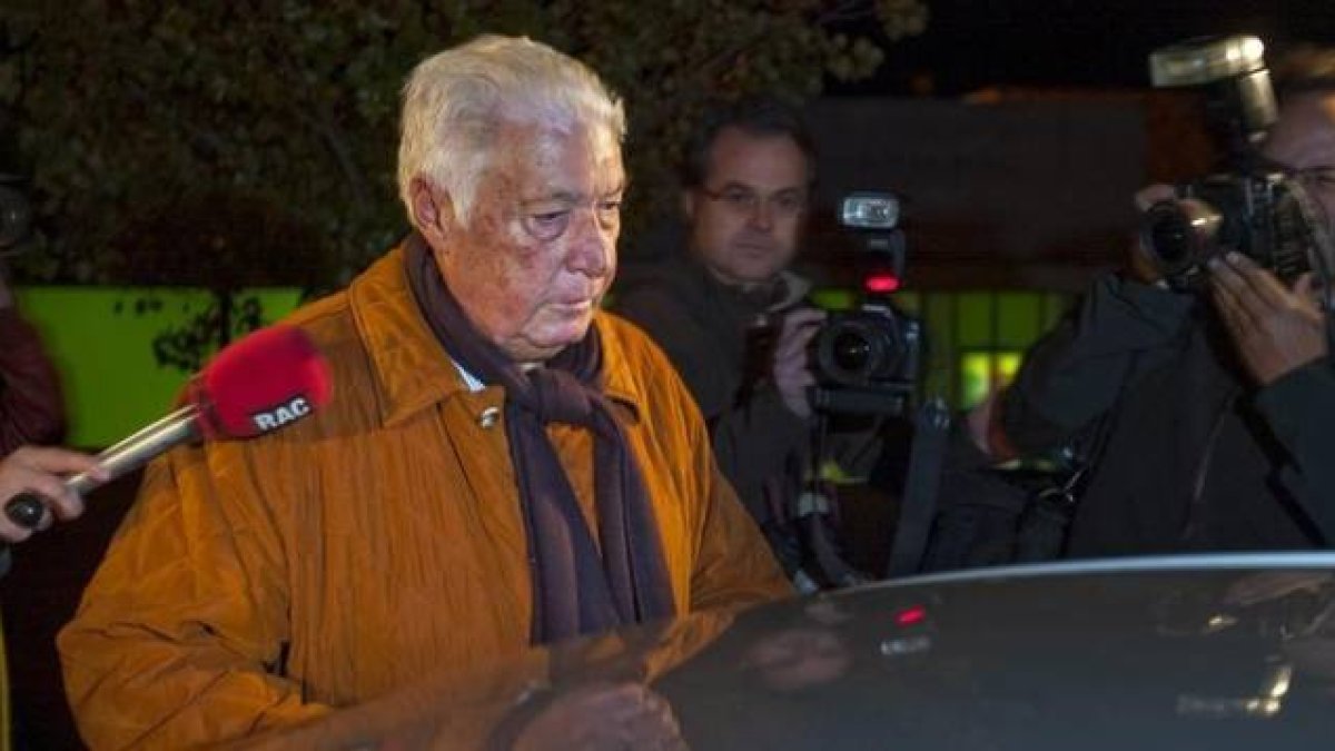 El 'exconseller' Macià Alavedra abandona la prisión de Brians 2, el 7 de diciembre del 2009.-Foto: SERGIO LÁINZ
