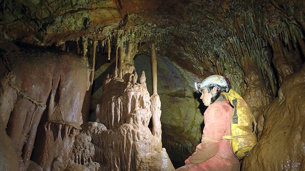 Los espeleólogos van equipados al completo. En la imagen, un miembro de Alto Duero en el interior de una cueva. / ALTO DUERO-