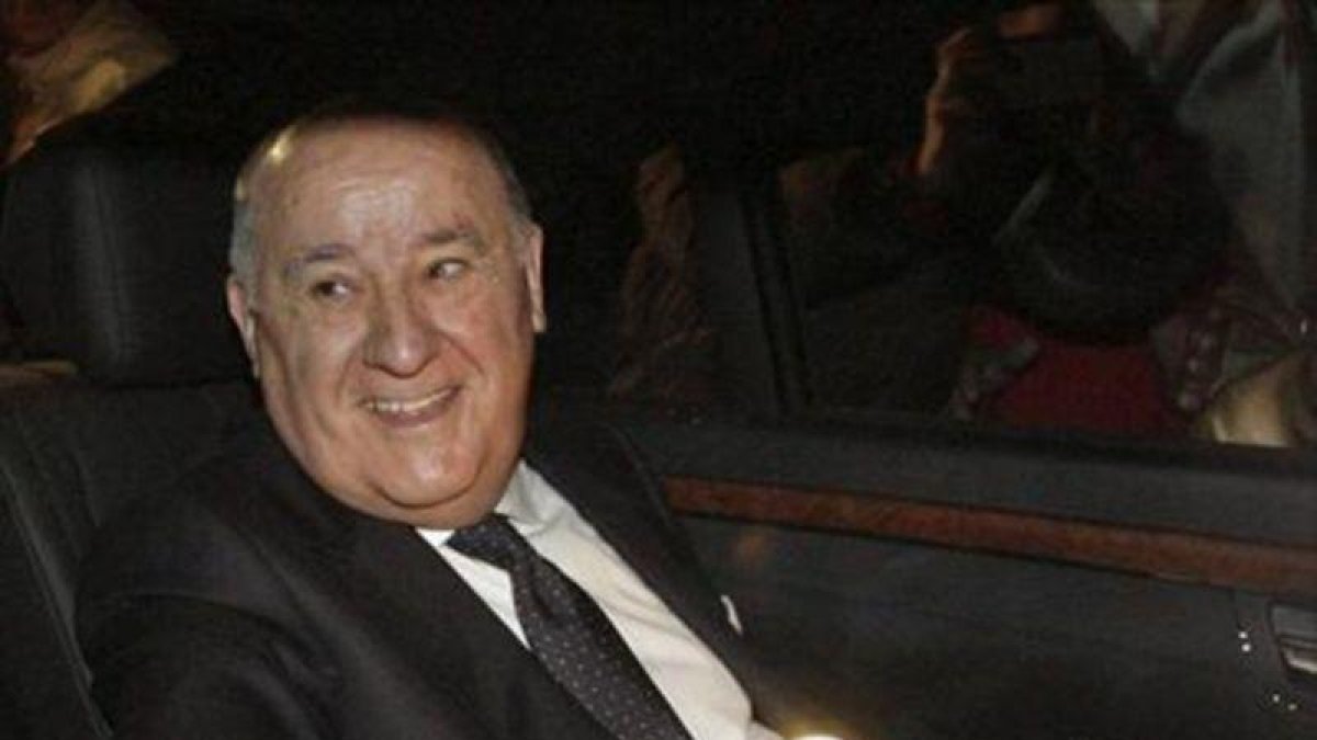 Una de las pocas fotos de Amancio Ortega, tomada durante la boda de su hija, el 18 de febrero del 2012.-ARCHIVO / EFE