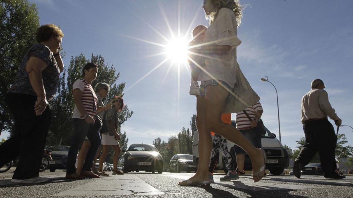 Los peatones cruzan en bucle por el paso de cebra a la altura del parque de La Barriada.-LUIS ÁNGEL TEJEDOR