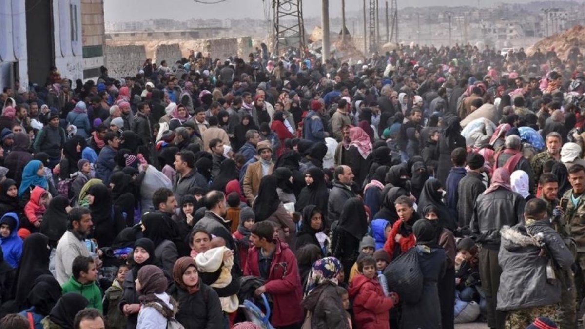 Miles de habitantes huyen de Alepo.-GEORGE OURFALIAN / AFP