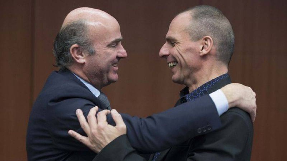 Guindos pone su brazo por encima de Varoufakis.-Foto: YVES HERMAN / REUTERS