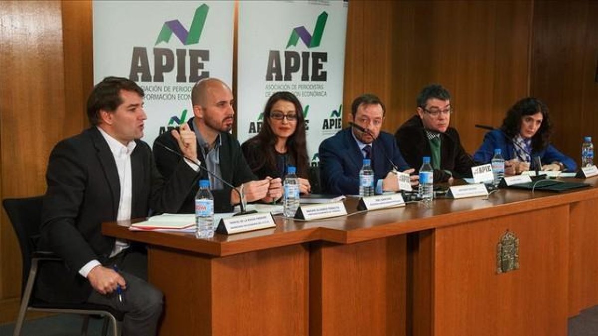 Portavoces de Economía de partidos políticos en el debate organizado por APIE. De izquierda a derecha, Manuel de la Rocha ( PSOE), Ignacio Álvarez (Podemos), Sol Sánchez (IU-Unidad Popular), Francisco de la Torre (Ciudadanos), Álvaro Nadal (PP).-MANUEL CASAMAYÓN / APIE