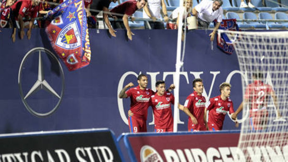 Los jugadores numantinos celebran el gol de Braian durante los primeros 90 minutos. / ÁREA 11-