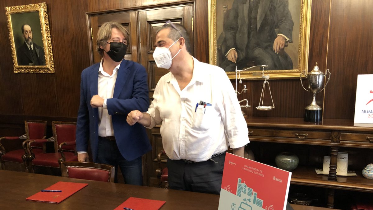 El alcalde y el presidente de la Cámara, ayer tras firmar el convenio. J.A.C.