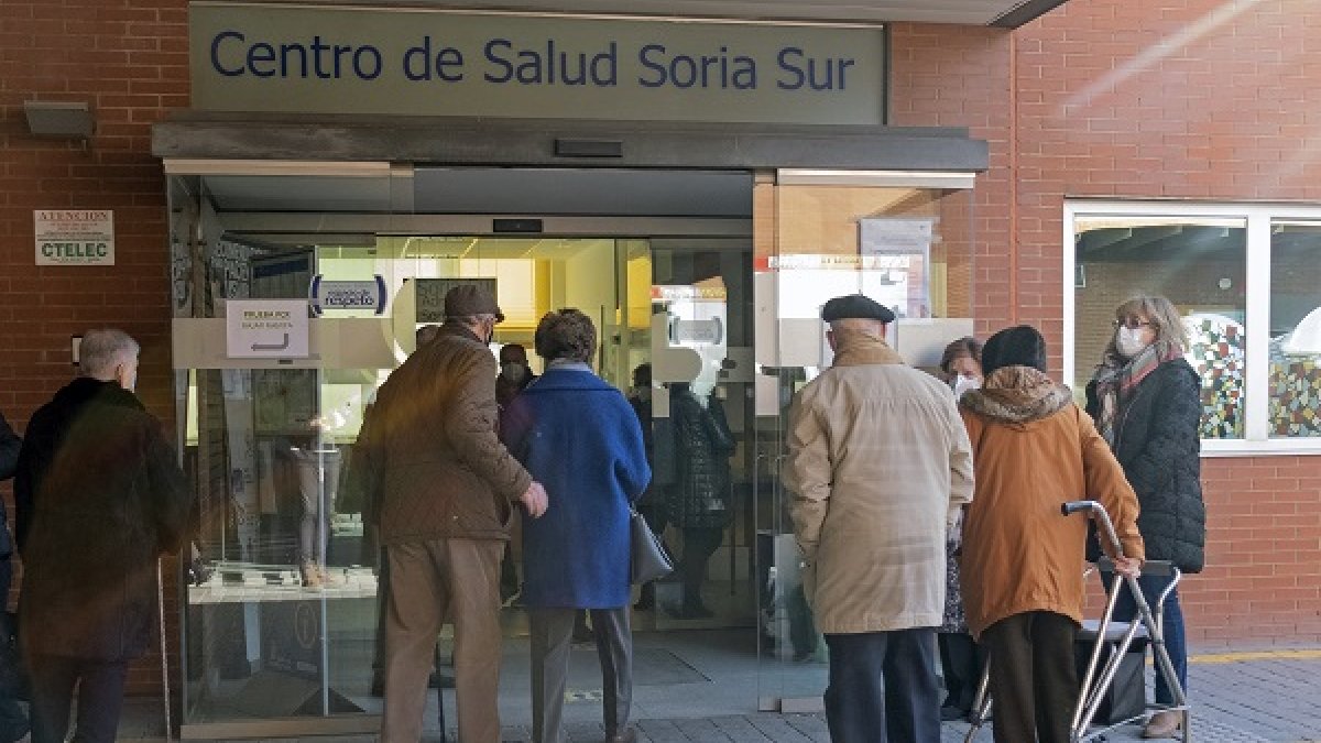 Imagen Ancianos entran a la vacunación en Soria Sur - Mario Tejedor