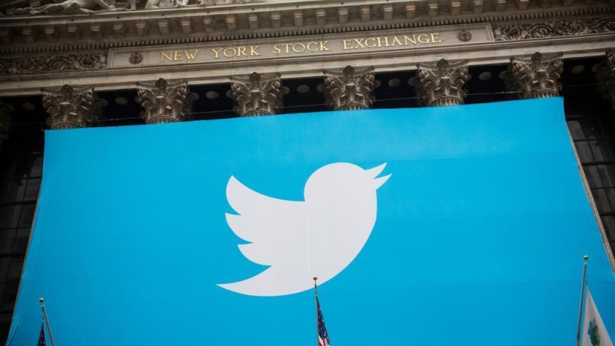El logo de Twitter desplegado en la fachada de la Bolsa de Nueva York.-ANDREW BURTON / AFP