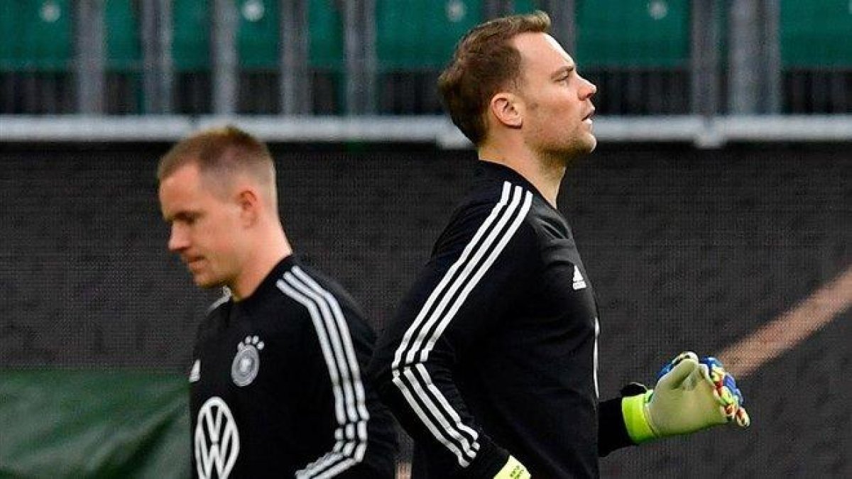 Neuer (derecha) y Ter Stegen, en un entrenamiento de la selección alemana.-TOBIAS SCHWARZ (AFP)