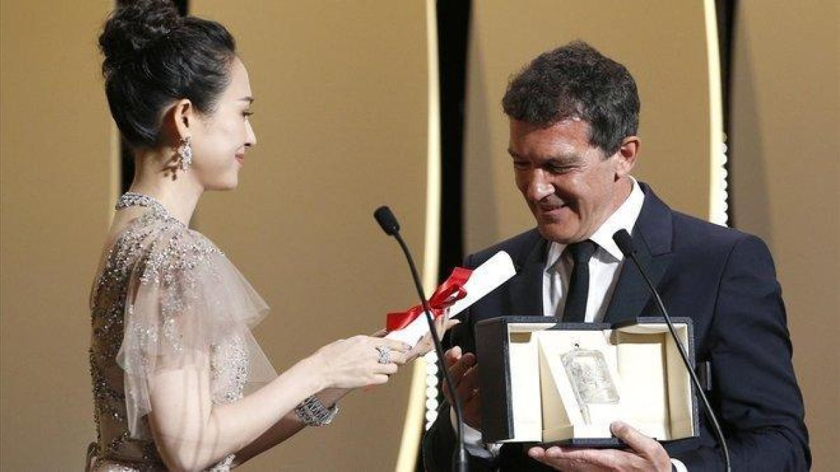 Antonio Banderas recibe el premio al mejor actor de Cannes.-REUTERS / STEPHANE MAHE