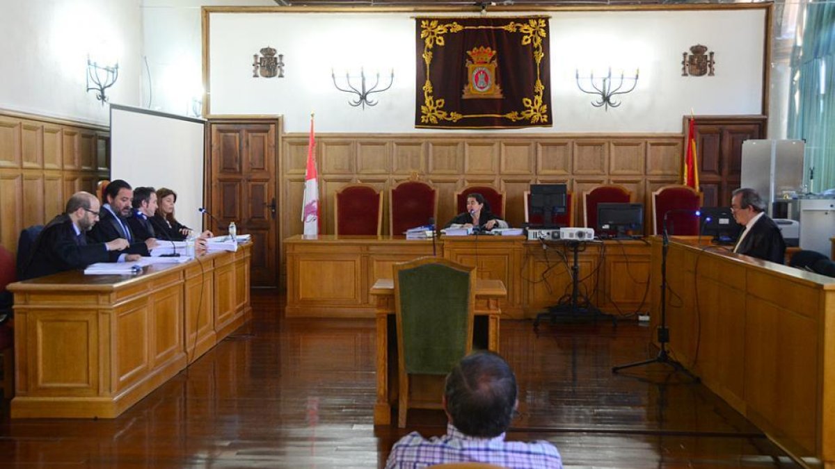 Un momento del juicio contra el maquinista acusado de originar el incendio de Barcebalejo.-ALVARO MARTÍNEZ