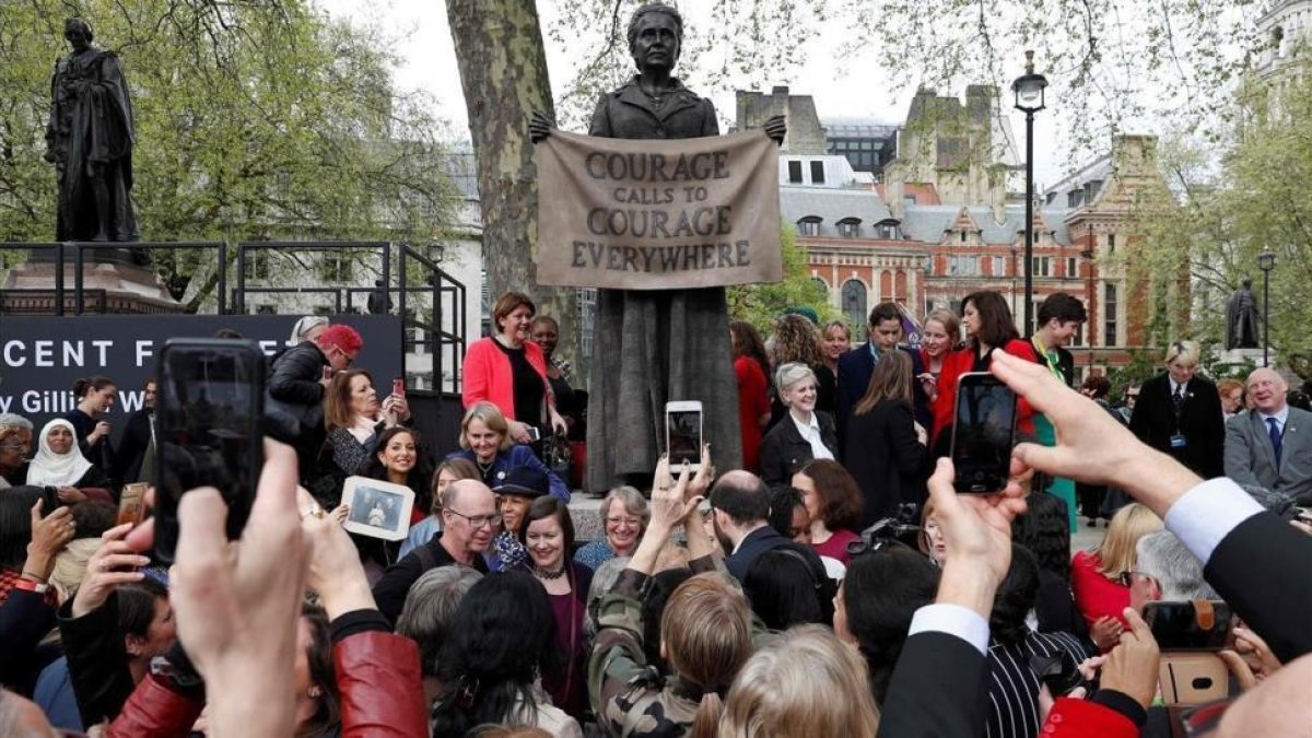 Decenas de personas se fotografían con la nueva estatua de la Plaza del Parlamento, que representa a la líder del movimiento sufragista Millicent Fawcett.-/ ADRIAN DENNIS (AFP)