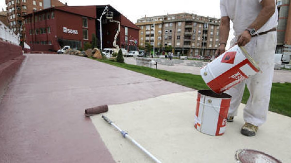 Imagen de cómo acondicionan el patio exterior del Infantes de Lara antes de su apertura / VALENTÍN GUISANDE-