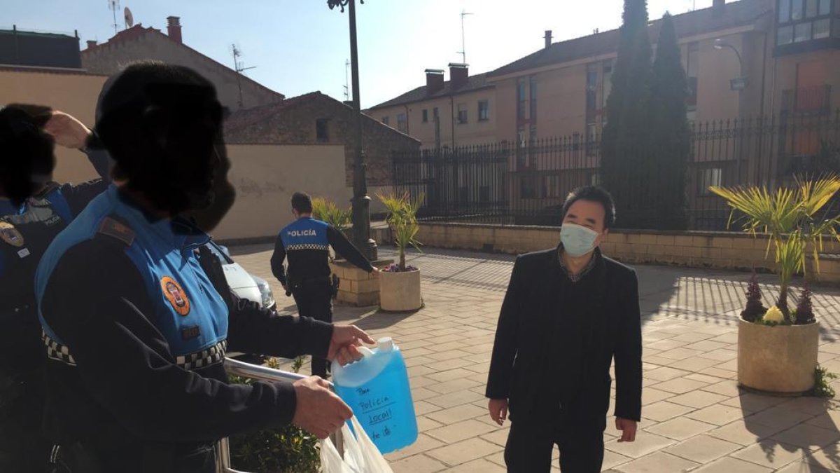 Momento de la entrega del material a la Policía Local.-HDS