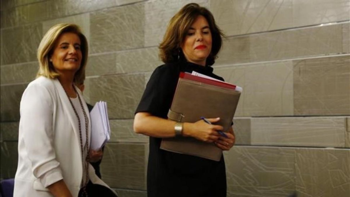 La vicepresidenta del Gobierno en funciones, Soraya Sáenz de Santamaría, y la titular de Empleo, Fátima Báñez, en la rueda de prensa posterior al Consejo de Ministros.-AGUSTÍN CATALÁN