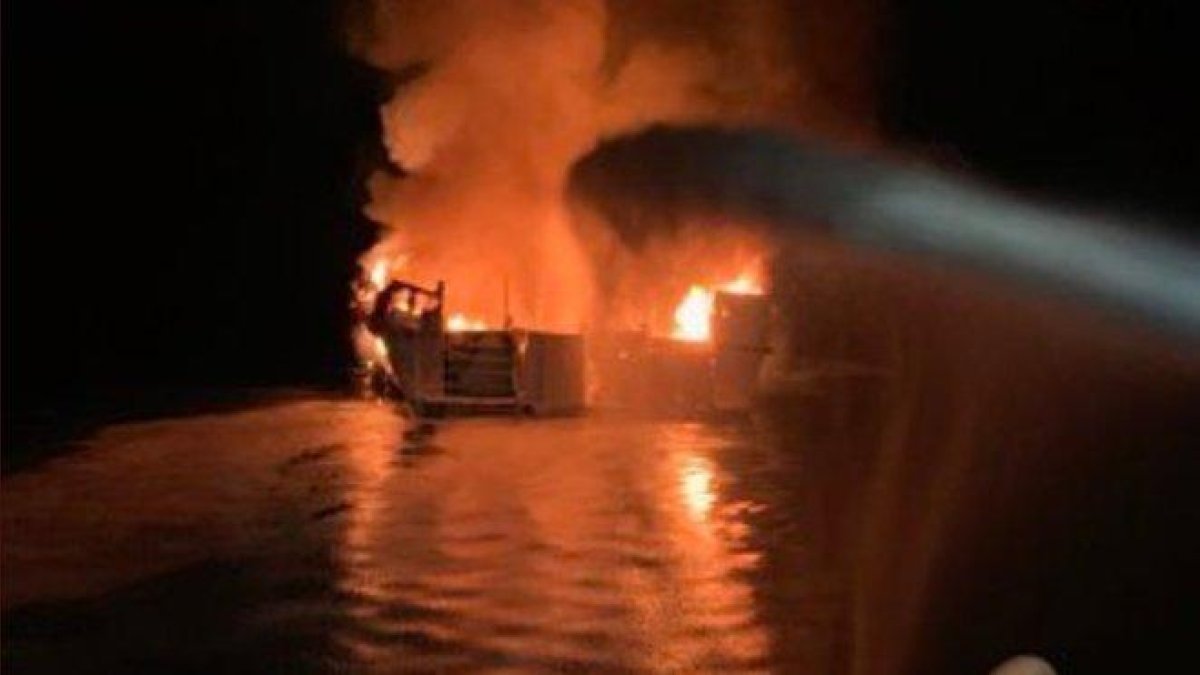 El barco incendiado en Santa Cruz, California.-