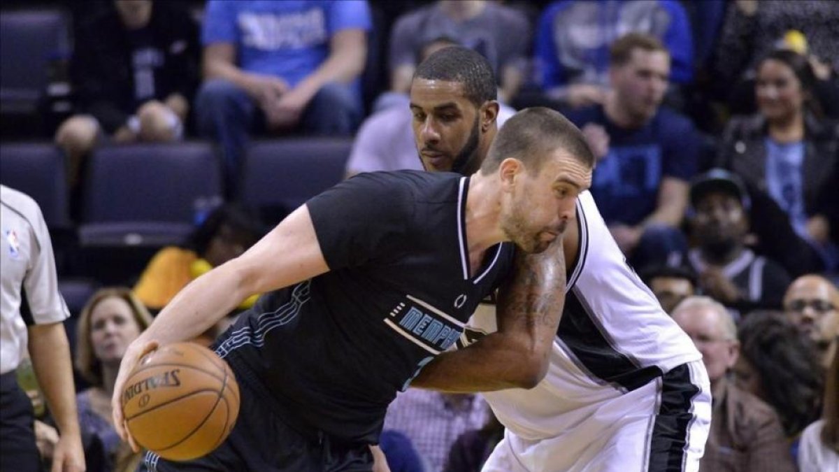 Marc Gasol intenta superar a Aldridge durante el partido en Menfis.-Brandon Dill
