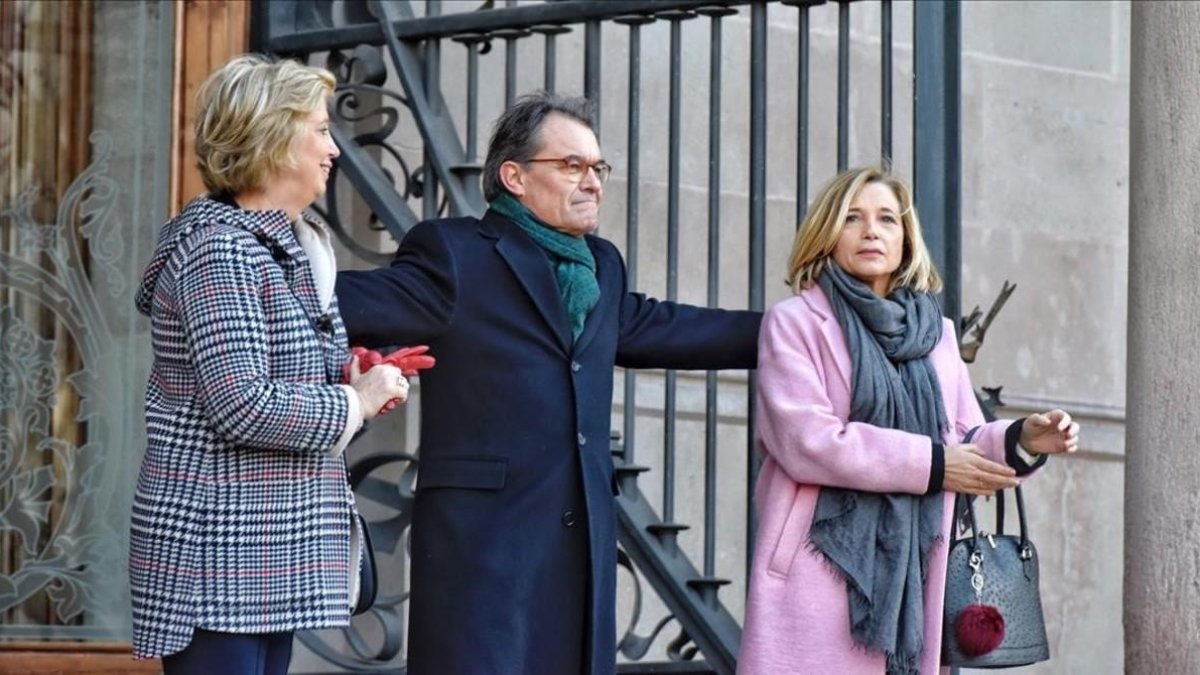 Artur Mas, Joana Ortega e Irene Rigau, en el Palacio de Justicia de Barcelona durante el juicio por el 9-N, en febrero del 2017.-FERRAN SENDRA
