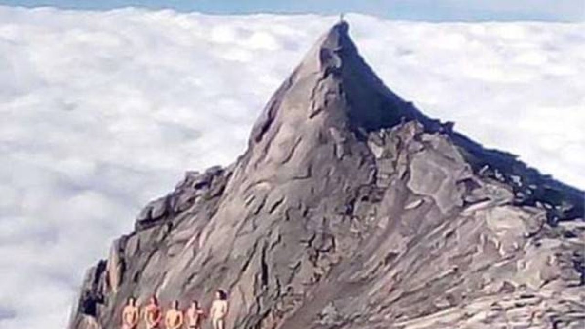 La foto de los turistas desnudos en la montaña Kinabalu, en Malasia.-Foto:   PINTEREST / ELEANOR HAWKINS