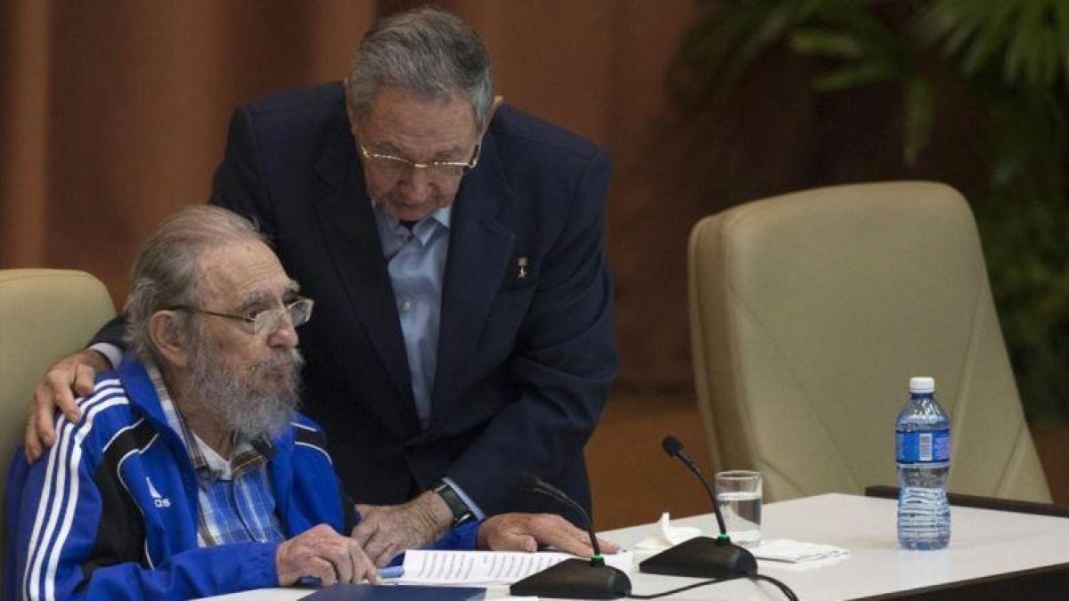 Raúl y Fidel Castro en el último congreso del Partido Comunista.-AP ISMAEL FRANCISCO