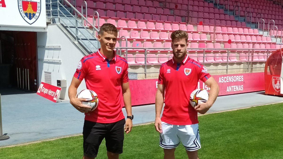 Simic y Mario Barco posan con la camiseta del Numancia en el campo de Los Pajaritos. T.R.