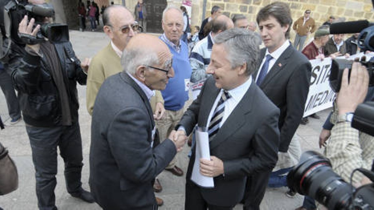 El responsable de la Plataforma Soria Ya saluda a Blanco antes de que éste entre a la firma del convenio. / Ú.S.-
