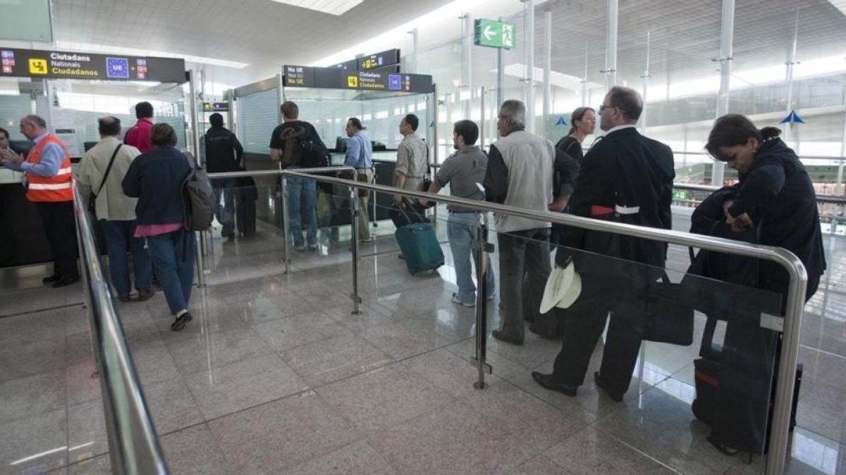 Área de control de pasaportes del aeropuerto del Prat.-/ SERGIO LAINZ