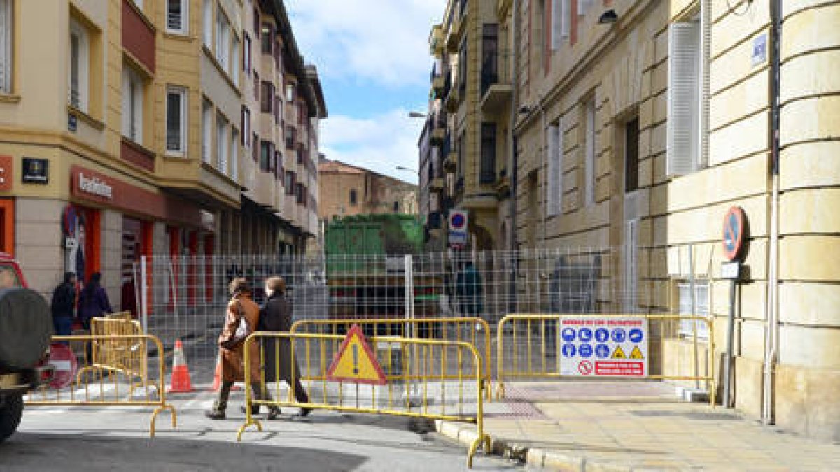 La calle Medinaceli permanece desde ayer cortada al tráfico. / ÁLVARO MARTÍNEZ-