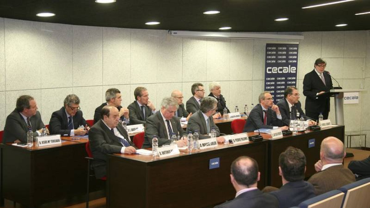 El presidente de Cecale, Santiago Aparicio, durante su intervención. / ICAL-