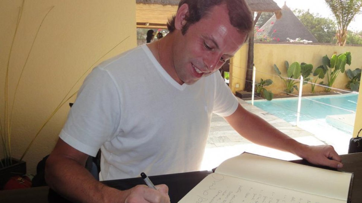 Rosell firma en el libro de honor del The Rhino Resort en Senegal.-