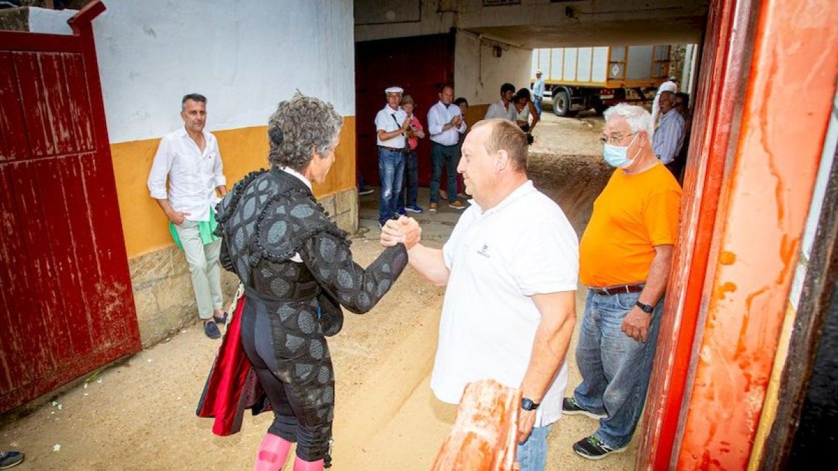 Rubén Sanz abandona la plaza por el patio de cuadrillas. MARIO TEJEDOR