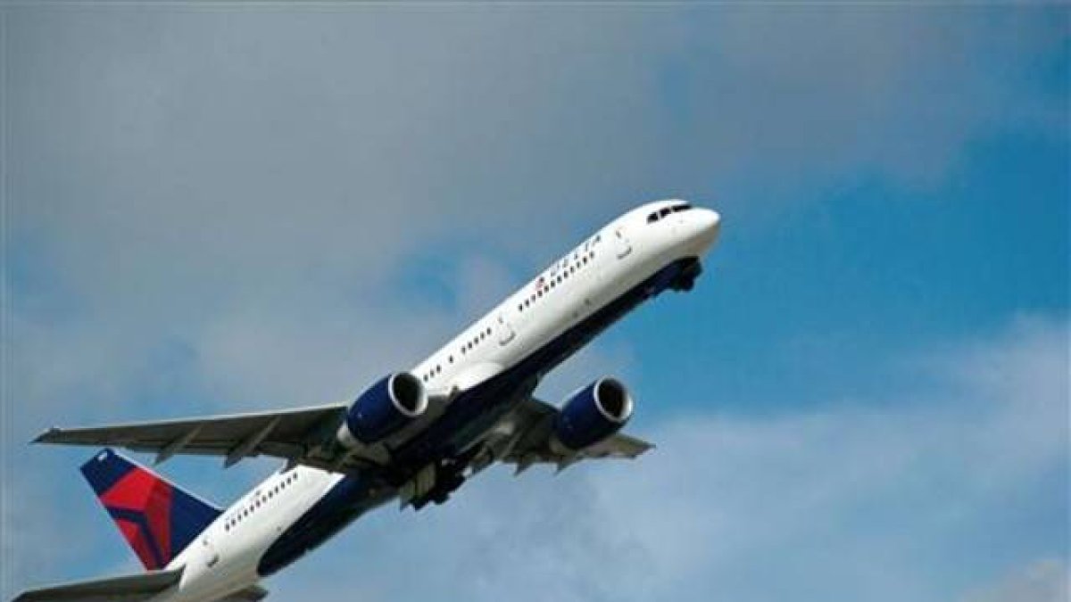 Un avión de Delta Airlines sobrevuela China en 2013.-AFP / KAREN BLEIBER