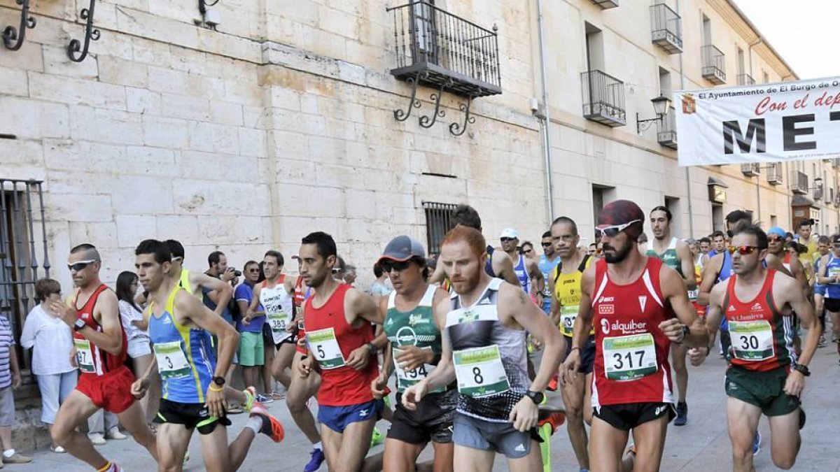 Imagen de la salida de la Media Maratón de El Burgo de Osma en la que el soriano Diego Fernández, de verde y con gafas de sol, fue cuarto.-Diego Mayor