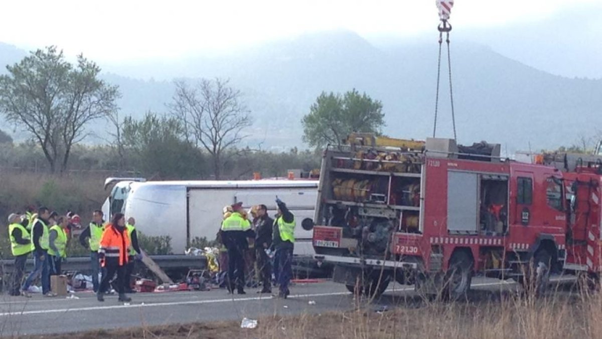 Los bomberos y la policia en el lugar del accidente de autocar.-JOAN REVILLAS