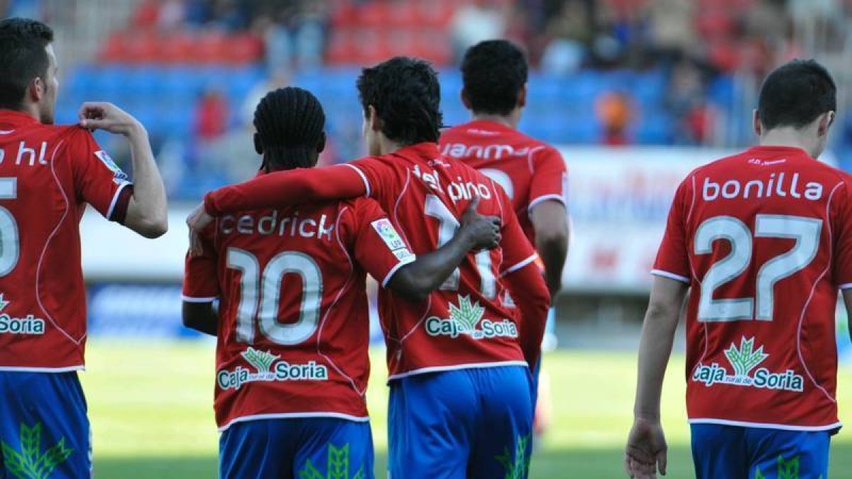 Celebración del gol de Del Pino. VALENTÍN GUISANDE-