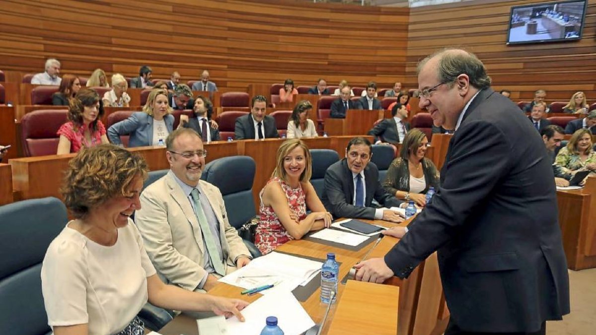 Herrera bromea con sus nuevos consejeros, Cirac y Rey, a la izquierda.-Ical
