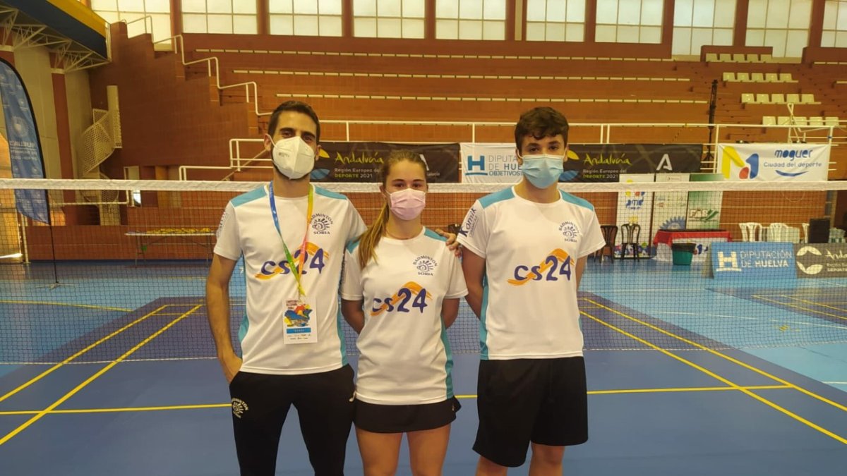 Víctor Ortega, entrenador, junto a Daniela Corchón y Javier Barrios. HDS